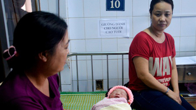 Cháu bé đang được chăm sóc tại bệnh viện