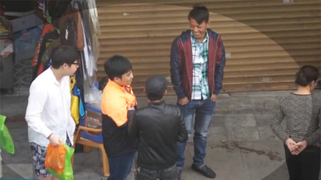 Phố cổ Hà Nội lại xuất hiện nhóm đánh giày trấn lột trắng trợn