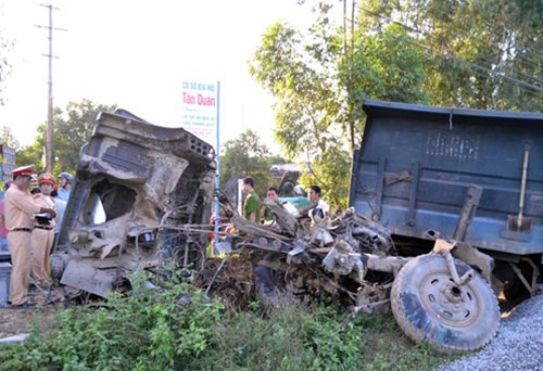 Ô tô bị biến dạng hoàn toàn.