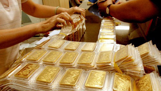 Vàng mất gần 100 nghìn đồng, USD sắp kịch trần