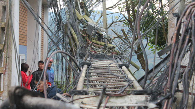 Cột phát sóng cao 40m đổ gục hoàn toàn sau vụ cháy.