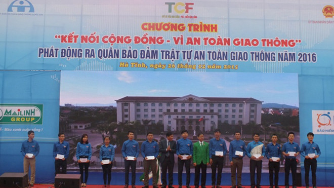 Tặng quà, động viên các cá nhân tổ chức Đoàn có nhiều đóng góp trong phong trào đảm bảo trật tự an toàn giao thông.