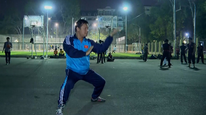 Võ sư Hoàng khiến các học trò yêu mến nhờ sự nhiệt tình và tinh thần lạc quan trong mỗi giờ lên lớp. Ảnh: Quang Huy.