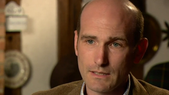 Nhà báo Pháp Henin cho rằng không kích Syria là cái bẫy. Ảnh: Mirror