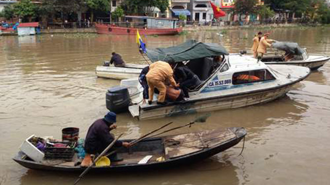 Vận động không thành, công an buộc khống chế đối tượng từ dưới sông lên xuồng máy.