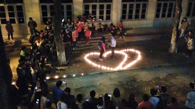 Màn tỏ tình tại sân kí túc xá ĐH Bách Khoa