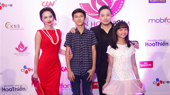 Cặp đôi vàng của điện ảnh Việt, Đinh Ngọc Diệp và Victo Vũ cùng 2 diễn viên nhí của bộ phim "Tôi thấy hoa vàng trên cỏ xanh" – Thinh Vinh và Thanh Mỹ, trên thảm đỏ Liên hoan phim.