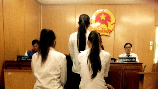 Ba ‘tú bà’ tại phiên tòa sáng 30/12. Ảnh: Tân Châu