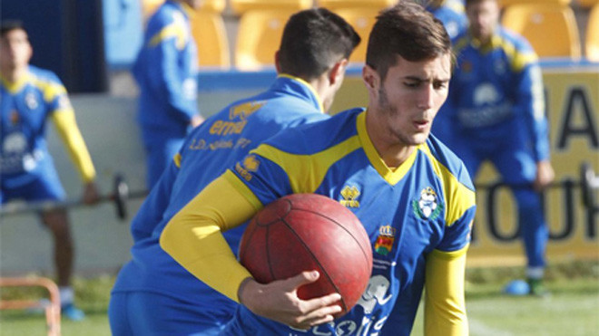 Sergi phải trả giá do để thông điệp gây tranh cãi về chính trị xuất hiện trên Twitter cá nhân.