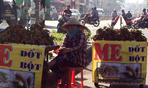 Tại các con đường TP HCM, me dốt bột xếp thành hàng. Ảnh: Hồng Châu.