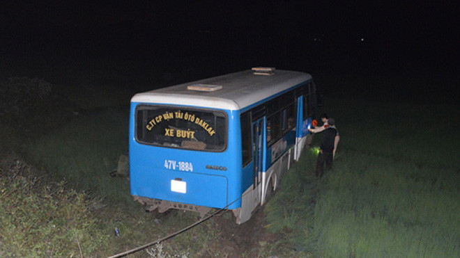 Chiếc xe buýt lao xuống ruộng sâu