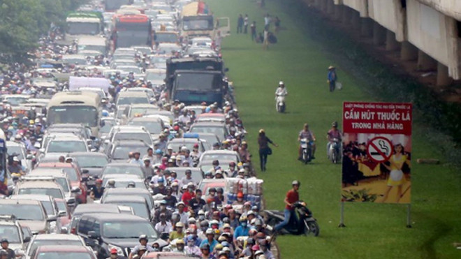 Theo tiến sĩ Xuân Thuỷ, nếu Hà Nội hạn chế ngay phương tiện cá nhân, người dân sẽ không có đủ phương tiện công cộng để đi lại. Ảnh minh hoạ: Bá Đô