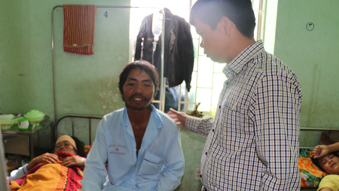 Anh Rơ Châm Hin (bên trái) - một nạn nhân của vụ tai nạn.