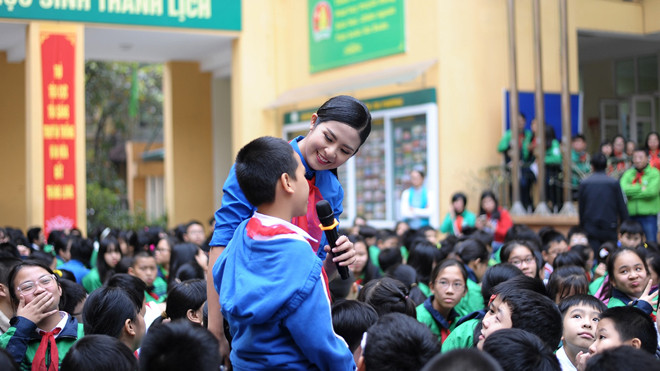 Hoa hậu Ngọc Hân cùng các em thiếu nhi tham gia chương trình “Tết sẻ chia, Tết yêu thương”.