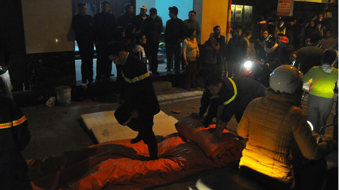 Hiện trường vụ nam thanh niên nghi ngáo đá nhảy lầu ở ngõ 54 Mễ Trì Thượng. Ảnh: Hoàn Nguyễn.