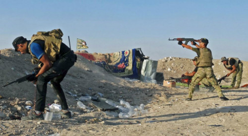 Lực lượng an ninh Iraq đấu súng với phiến quân IS ở vùng ngoại ô Ramadi. Ảnh: Reuters