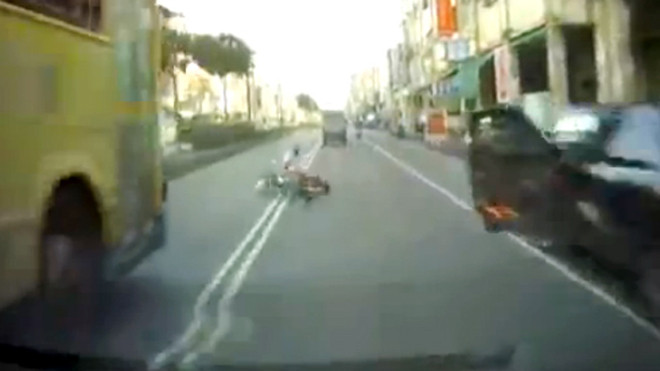 Tài xế ô tô vô ý mở cửa gây tai nạn thảm khốc