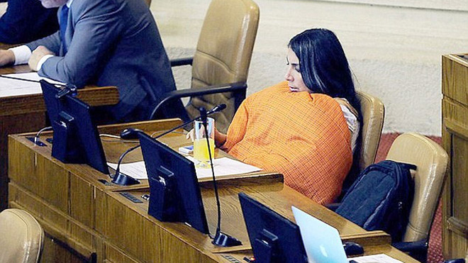 Nữ nghị sĩ trùm chăn họp quốc hội