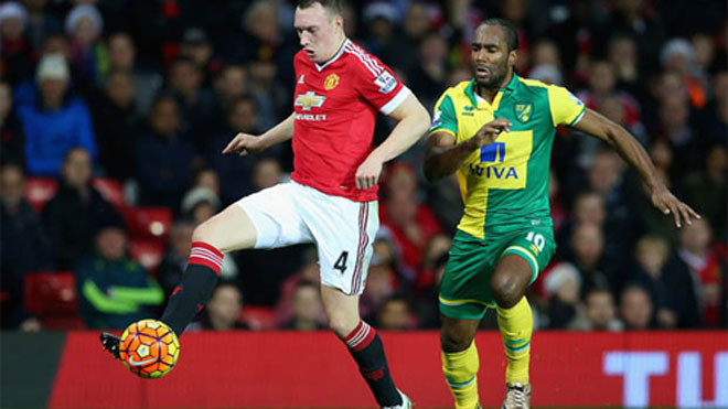 Jones (áo đỏ) thi đấu trong trận thua Norwich cuối tuần qua. Ảnh: Reuters.