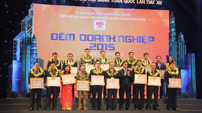 Các doanh nhân xuất sắc nhận bằng khen của UBND thành phố Hà Nội. Ảnh: P.H 