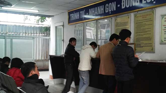 Nhiều người chờ đợi đổi giấy phép lái xe từ sáng sớm. Ảnh: Đ.Loan