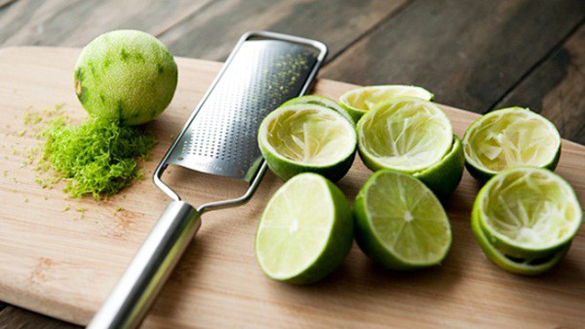 Cách ngâm vỏ chanh dầu oliu trị đau khớp mùa đông