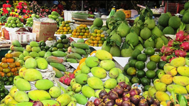 Mặc dù được trung bày ở vị trí bắt mắt hơn so với xoài keo Campuchia nhưng xoài cát Việt Nam vẫn kén khách. Ảnh: Thi Hà.