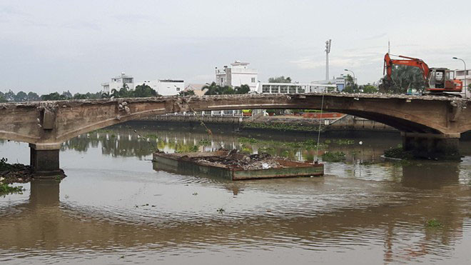 Cầu 100 tuổi đang bị phá bỏ. Ảnh: Huỳnh Hải