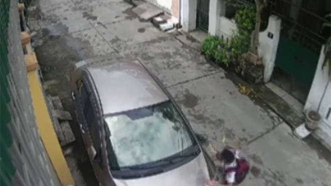 Học trò nghịch ngợm vung chân đạp gãy gương ôtô
