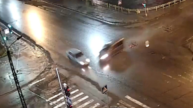 Ô tô gây tai nạn kinh hoàng khi chạy trốn cảnh sát