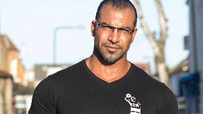 Mahmood 41 tuổi, sinh ra tại Pakistan, định cư tại Anh từ năm 12 tuổi.