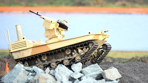 Hệ thống mới có thể giúp robot tự đánh giá tình hình và quyết định khai hỏa vào mục tiêu. Ảnh minh họa: DefenseNews