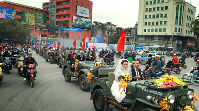 Chiều 14/12, một đoàn xe Jeep rước dâu chạy qua nhiều tuyến phố tại Hà Nội gây xôn xao trên cộng đồng. Xe dâu là chiếc Willys CJ3B M606 bản quân sự rất hiếm tại Việt Nam do chính chú rể lái.