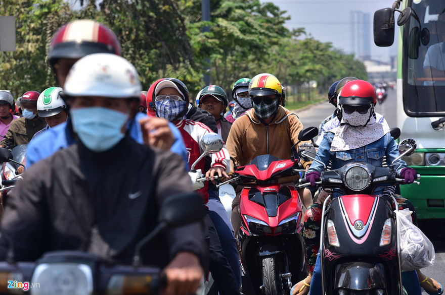 Việc phải ra đường trong những ngày nắng nóng trở thành nỗi sợ hãi của nhiều người (ảnh Zing)