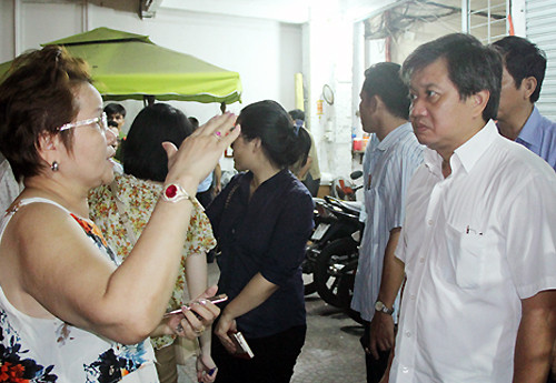 Cư dân tố với ông Hải chuyện bãi xe chật cứng, không lối thoát hiểm. Ảnh: Duy Trần. 