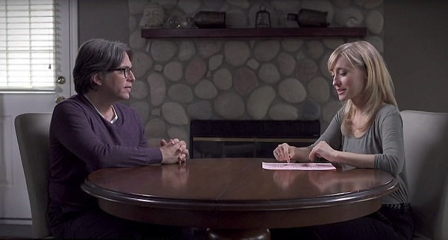 Allison Mack trong một video quảng cáo cho tổ chức NXIVM. Ảnh: Daily Mail. 