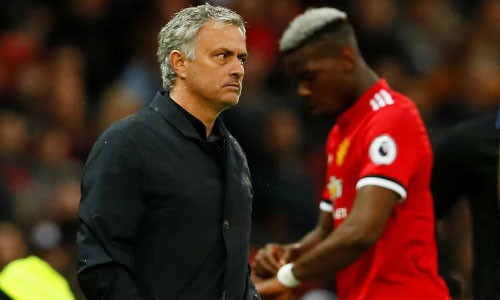 Mourinho tỏ thái độ bực bội khi rút Pogba rời sân. Ảnh: Reuters.