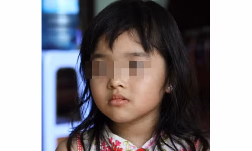 Bé Hà T.N (4 tuổi) sợ hãi kể bị cô giáo ở trường bạo hành 