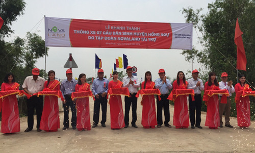 Nguyên Chủ tịch nước Ông Trương Tấn Sang, Ông Bùi Thành Nhơn - Chủ tịch Tập đoàn Novaland cùng đại diện lãnh đạo địa phương cắt băng khánh thành 07 cầu dân sinh tại Huyện Hồng Ngự, Tỉnh Đồng Tháp