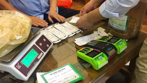 Tang vật bị nhà chức trách thu giữ tại cửa hàng "chặt chém" khách Trung Quốc. Ảnh: Đ.X