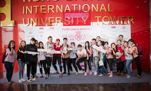 Jun Phạm “nhí nhố” tạo dáng thân mật cùng các bạn sinh viên