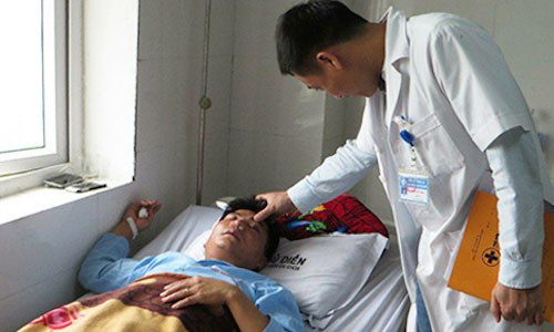 Thầy giáo Thủy phải nhập viện sau khi bị anh trai học sinh tấn công