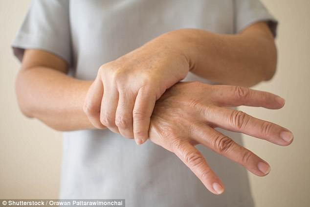 Thiết bị kích thích thần kinh không xâm lấn làm giảm run tay gần 90%