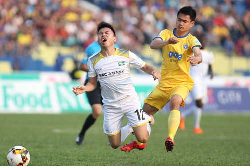 SLNA (áo trắng) gục ngã trong chuyến hành quân tới làm khách của Thanh Hoá. Ảnh: Lâm Thỏa.