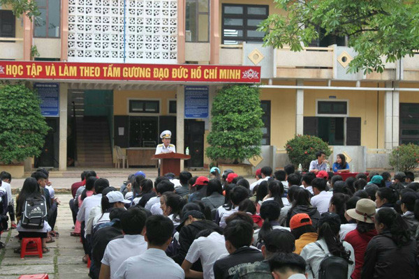 Tại các buổi tuyên truyền, hơn 6.000 ĐVTN, học sinh đã được nghe Thượng tá Nguyễn Duy Long, Chính trị viên Trung tâm Bảo đảm kỹ thuật 354-Vùng III Hải quân đã thông tin về tình hình biển, đảo trên thế giới, biển Đông và biển đảo Việt Nam. Ảnh: TĐ