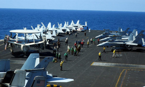 Hoạt động trên tàu USS Theodore Roosevelt khi đi qua Biển Đông hôm 10/4. Ảnh: Reuters.