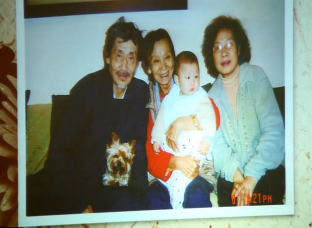 Đổng Kim Hồ, Lưu Lập Lập và Vương Mai sống cảnh một chồng hai vợ ấm êm suốt 45 năm. Bà Vương Mai luôn coi Lưu Lập Lập như ruột thịt.