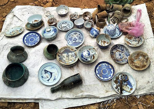 Số đồ vật nằm cạnh ngôi mộ. Ảnh: Đ.X.