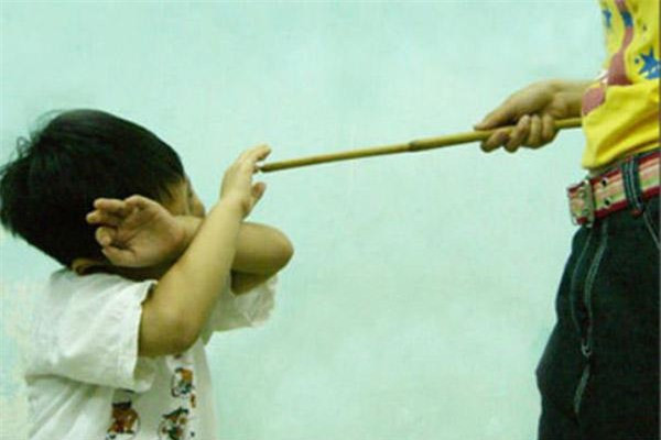 Dạy con bằng nỗi sợ hãi: Khắt khe khiến trẻ “hỏng”