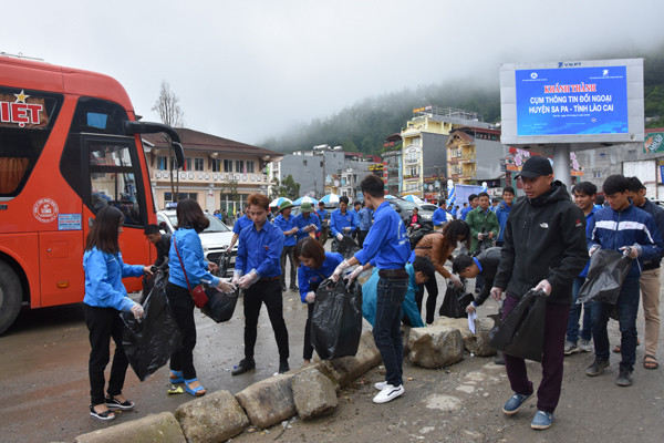 Các bạn trẻ hăng hái vào cuộc thu gom rác thải trên khắp các tuyến phố Sa Pa